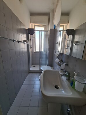City Apartment | Bathroom | Shower, hair dryer, bidet, towels - Casa Della Paola By Portofino Vacanze (Santa Margherita Ligure)