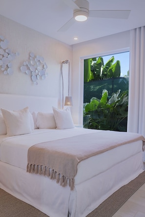 Ropa de cama hipoalergénica y caja de seguridad en la habitación