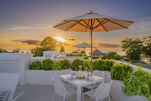 Ropa de cama hipoalergénica y caja de seguridad en la habitación