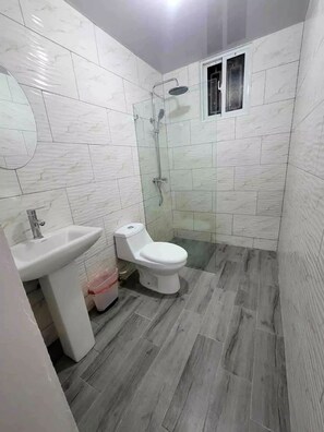 Toallas, jabón, shampoo, papel de baño 