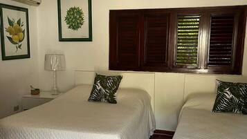 4 habitaciones, tabla de planchar con plancha, wifi y ropa de cama