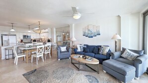 En moderne stue med sofa, sofabord og spiseområde.