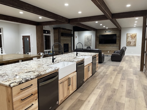 NEW CABIN 8 EN SUITES BY YELLOWSTONE LAKEFRONT HOA AC HOT TUB WIFI PICKLEBALL