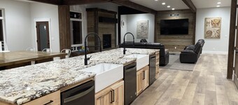 NEW CABIN 8 EN SUITES BY YELLOWSTONE LAKEFRONT HOA AC HOT TUB WIFI PICKLEBALL