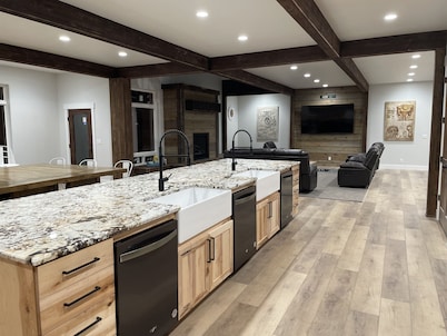 NEW CABIN 8 EN SUITES BY YELLOWSTONE LAKEFRONT HOA AC HOT TUB WIFI PICKLEBALL