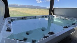 Un bain à remous offrant une vue dégagée sur un paysage montagneux.