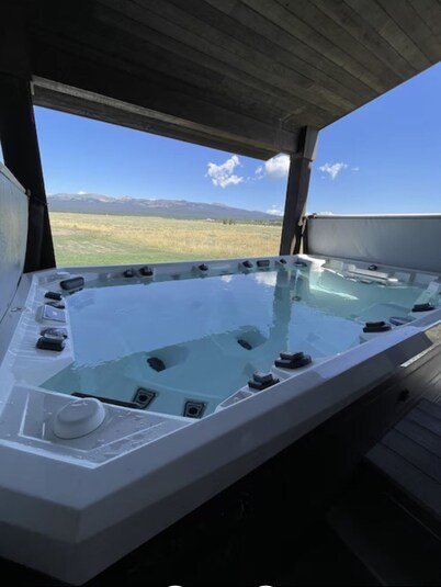 NEW CABIN 8 EN SUITES BY YELLOWSTONE LAKEFRONT HOA AC HOT TUB WIFI PICKLEBALL