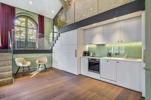 Micro-ondes, cafetiĂšre/bouilloire, tables Ă manger