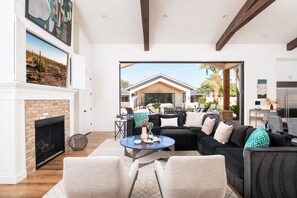 Smart-TV, Kamin, Videospiele, Tischtennisplatte