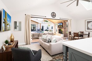 Smart TV, fireplace, video games, table tennis - Luxury Redefined: Limitless Oasis 7 BR w/ pickle-ball, spa, and more! (Scottsdale)