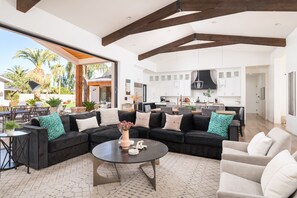 Smart-TV, Kamin, Videospiele, Tischtennisplatte