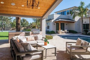 Outdoor dining - NEW! Limitless Luxury - 7 BR - Pickleball/Pool/Spa (Scottsdale)