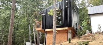Black Tupelo- A Peaceful space. Quiet Lake villa. Mountain and Lake Views