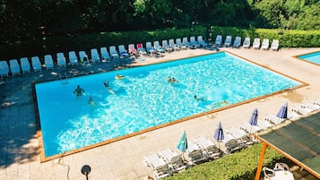 Piscina stagionale all'aperto, ombrelloni da piscina, lettini