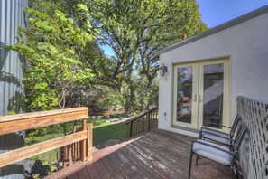 Terrace/patio - Arbor Inn-2 Blocks to Main Street! (Fredericksburg)