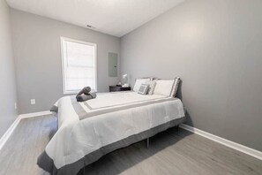 4 bedrooms, iron/ironing board, WiFi, bed sheets