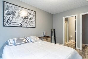 4 habitaciones, tabla de planchar con plancha, wifi y ropa de cama 