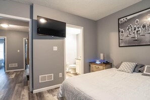 4 bedrooms, iron/ironing board, WiFi, bed sheets - Little 500 Quarters - 4 Bd Townhome by IU Sports (Bloomington)