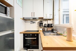 Fridge, microwave, oven, coffee/tea maker - GuestReady - Charm and comfort near Sacré-Cœur (Paris)