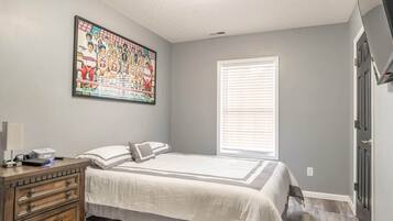 4 bedrooms, iron/ironing board, WiFi, bed sheets