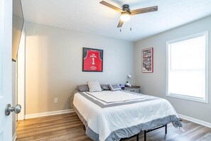 4 bedrooms, iron/ironing board, WiFi, bed sheets