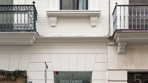 Ein Gebäude mit einer Schaufensterschreibung "Limehome" und einem Schild für "Nortstar Brokerage" über dem Eingang.