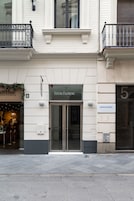Un immeuble dont la devanture porte l’inscription « Limehome » et au-dessus de l’entrée, une enseigne indique « Nortstar Brokerage ».