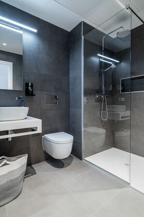 One-bedroom Apartment with terrace | Bathroom