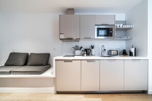 One-Bedroom Apartment | Yksityinen keittiö | Jääkaappi, mikroaaltouuni, liesi, astianpesukone