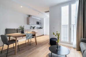 One-Bedroom Apartment | ครัวส่วนตัว | ตู้เย็น, ไมโครเวฟ, เตาประกอบอาหาร, เครื่องล้างจาน
