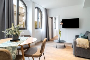 One-Bedroom Apartment | Oleskelualue | Taulutelevisio