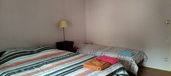 2 bedrooms, travel cot, free WiFi, bed sheets