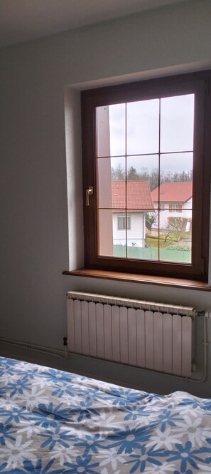 2 bedrooms, travel cot, free WiFi, bed sheets