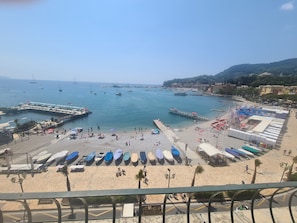 A coastal beach scene with boats, umbrellas, and a pier. - Un Tuffo nel Mare by PortofinoVacanze (Santa Margherita Ligure)