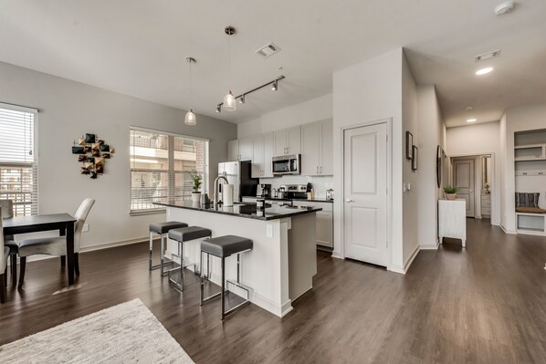 Kühlschrank, Mikrowelle, Ofen, Herdplatte