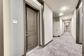 Interior - Exec. 3BD - Pool - HWY348 - Las Colinas - LC058-3 (Irving)