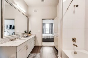 Hair dryer, towels, soap, shampoo - LC058-3 – World Cup Stay - 16 min to AT&T - Sleeps 6 - Public Transit (Irving)