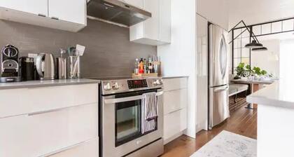 Chic Pied-Ă -terre with Private Rooftop in Plateau