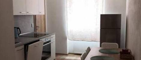 ثلاجة، فرن، موقد طهي مسطح، غسالة أطباق