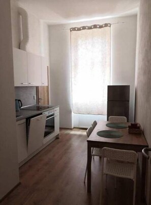 Fridge, oven, stovetop, dishwasher
