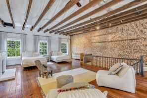 2 bedrooms, iron/ironing board, free WiFi, bed sheets - Bright & Spacious Luxurious Home Overlooking Jones Street By Lucky Savannah (Savannah)