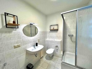 Dusche, Haartrockner, Handtücher, Seife