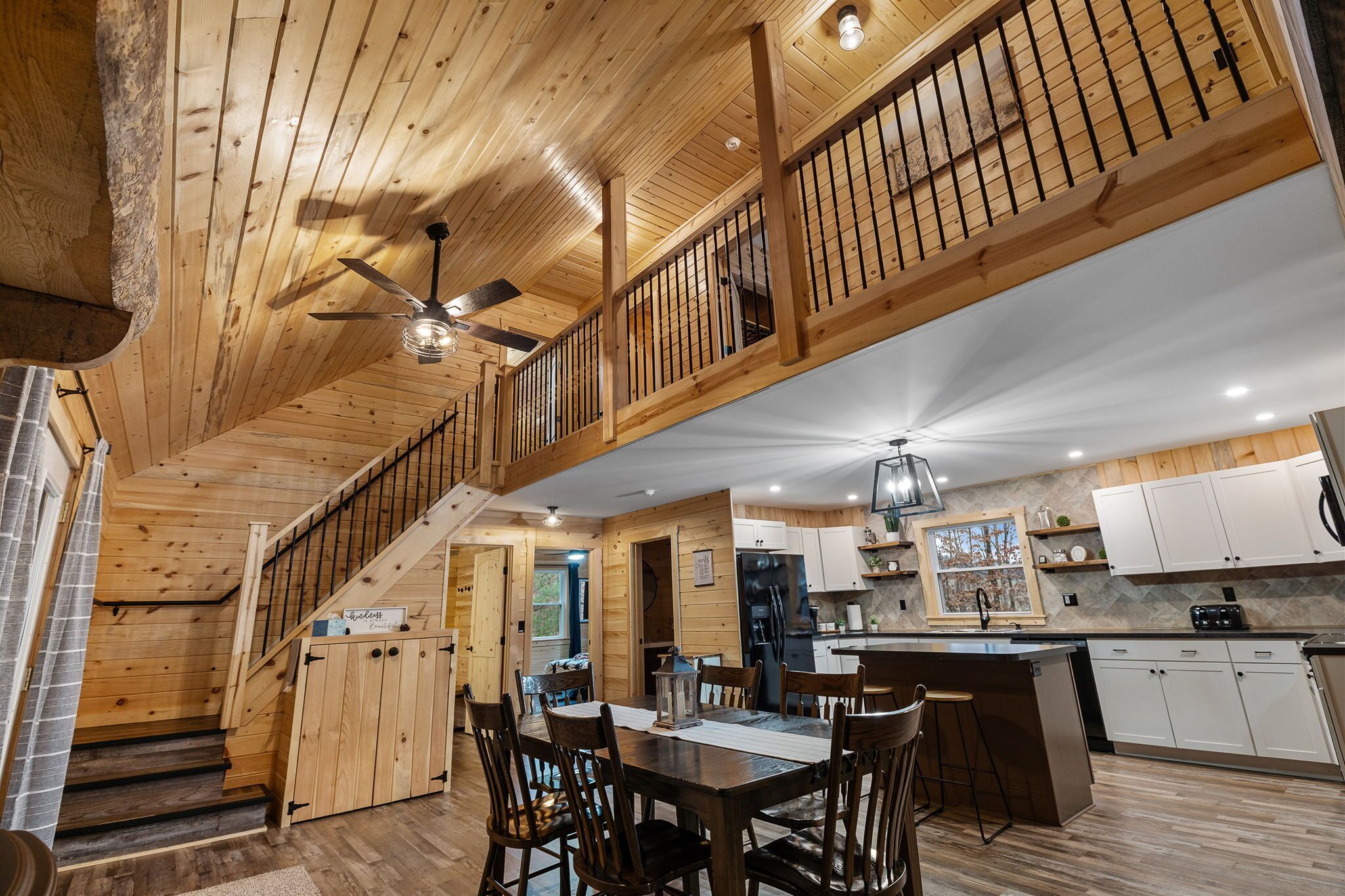 10 beds, 30 min to Raystown - Secluded with Hot tub