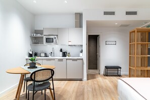 Studio | Bếp riêng | Tủ lạnh, lò vi sóng, bếp nấu, máy rửa bát 