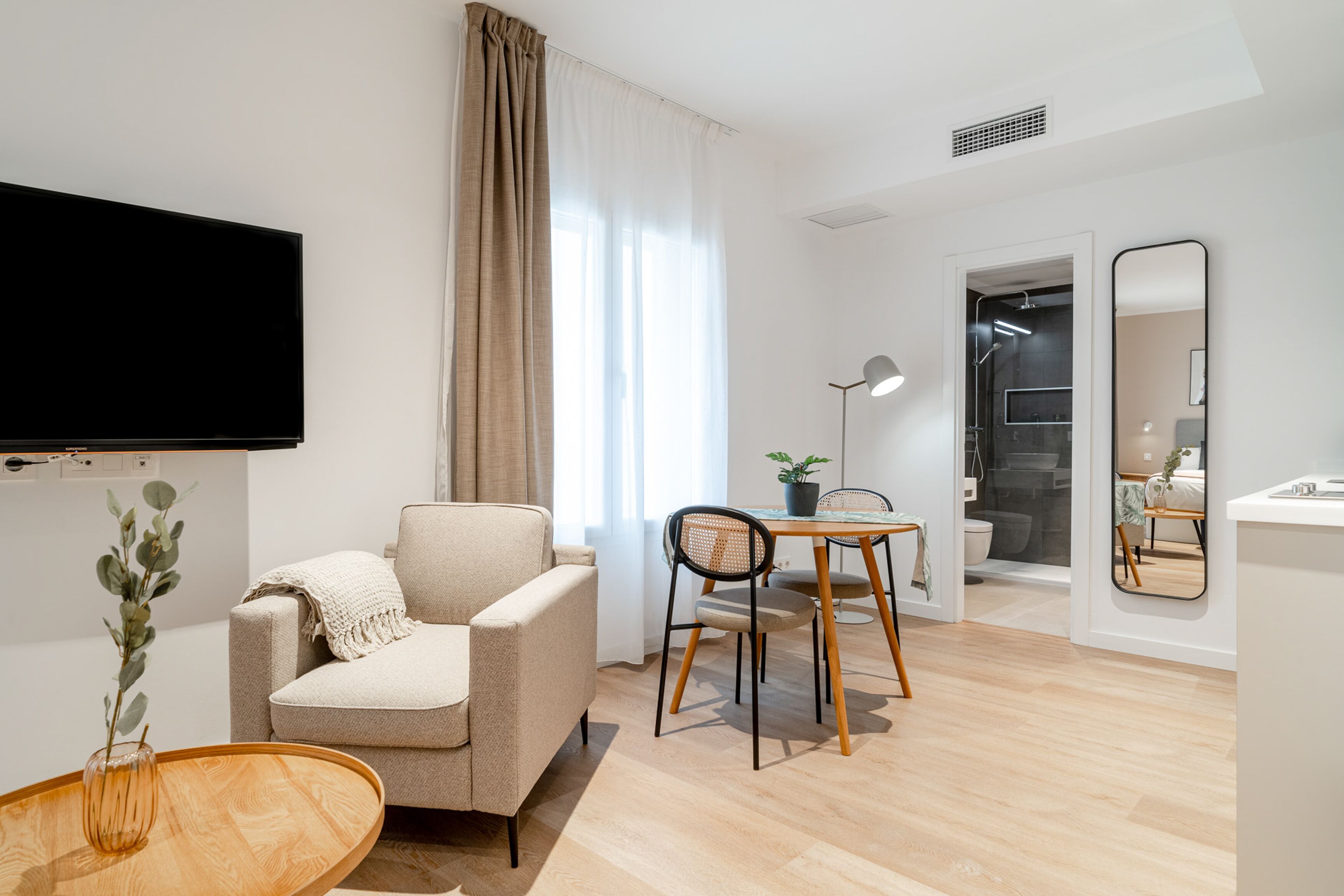 Studio | Wohnbereich | 50-Zoll-Smart-TV mit Satellitenempfang