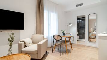 Studio | Wohnbereich | 50-Zoll-Smart-TV mit Satellitenempfang