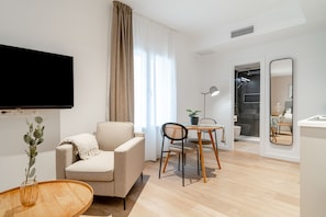 Studio | Living area | 50-inch Smart TV with satellite channels - Limehome Sevilla Ronda de Capuchinos (Seville)