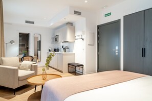 Studio | Individually decorated, individually furnished, desk, laptop workspace - Limehome Sevilla Ronda de Capuchinos (Seville)