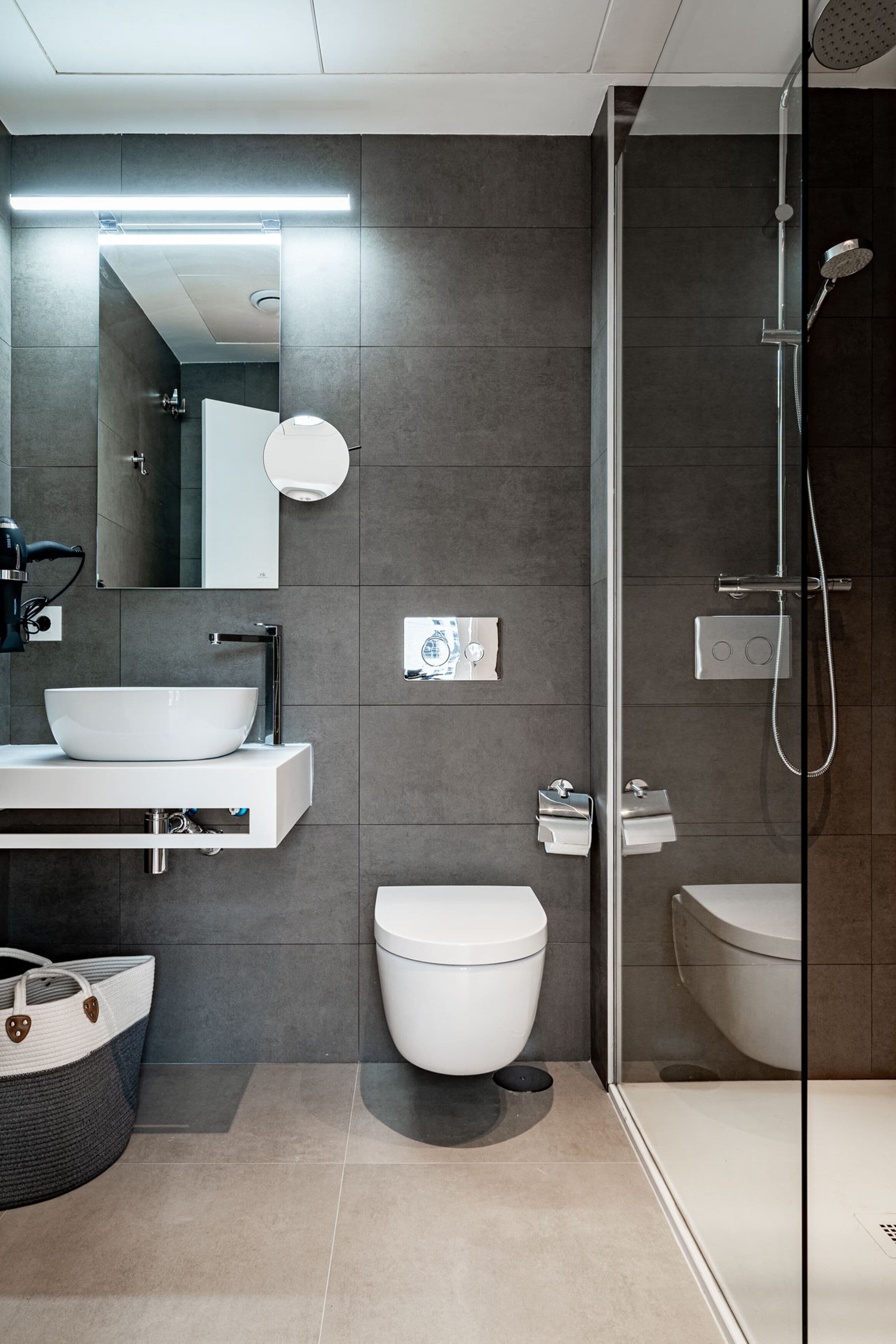 Studio Apartment with rooftop terrace | Salle de bain | Articles de toilette écologiques, séchoir à cheveux, serviettes fournies