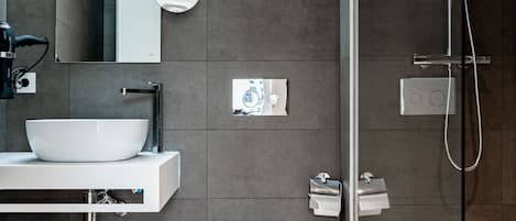 Studio Apartment with rooftop terrace | Baño | Amenidades de baño ecológicas, secadora de cabello, toallas, jabón